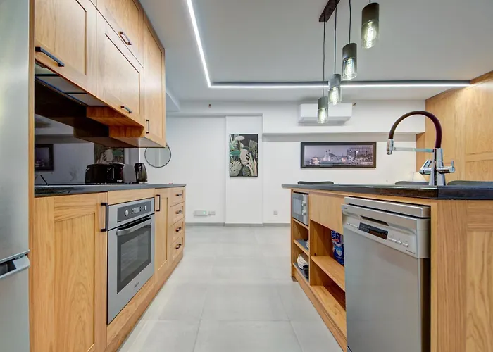 1br Near St Julians Hotspots With Ac By 360 Estates